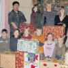 Knetzgau (may)   Mehrere Klassen der Volksschule Knetzgau beteiligten sich in diesem Jahr wieder an der Aktion „Weihnachtstrucker“, des Radiosenders „Antenne Bayern“ und der Johanniter. Zucker, Mehl, Reis, Nudeln, Schokolade, Tee und Hygieneartikel wurden zusammen mit einen Geschenk für Kinder in Kartons verpackt.