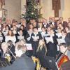 20 Jahre Schola Trennfeld: Gemeinsamer Chor mit Streichorchester beim Jubiläumskonzert im Chorraum der St.-Georg-Kirche.