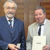 Regierungspräsident Paul Beinhofer überreichte die Pflegemedaille des Staatsministeriums für Arbeit und Soziales an Peter Pfaff aus Gössenheim.