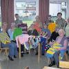 Retzstadt (dh)   Der Retzstadter Strickkreis, der sich seit mehr als 25 Jahren einmal wöchentlich im alten Schwesternhaus trifft, hat für die Kunden der Karlstadter Tafel fleißig die Nadeln fliegen lassen. Unzählige Wolldecken, Pullover und Strickjacken entstanden so unter den Händen von Paula Schmeller, Rosina Schmitt, Hiltrud Leppich, Rita Gerhard, Margot Blatterspiel, Ilse Leppich, Elfriede Weitzel, Paula Pfister, Betty Fischer, Paula Münch, Julie Schmitt, Barbara Grieger, Irma Hebig und Emilie Müller. Die Vorsitzende der Karlstadter Tafel, Bettina Knoth (links), konnte diese so notwendig benötigten Sachen für die kalte Jahreszeit kurz vor Weihnachten in Empfang nehmen und an die Bedürftigen weitergeben.STRICKKREIS