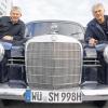 Michael Hagenauer (links) und sein Vater Hermann sind sichtlich stolz auf den Mercedes Baujahr 1959, der das Titelblatt des selbstverlegten Oldtimerkalenders ziert.