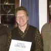 Trennfeld (stet)   25 Jahre lang ist Richard Martin jetzt im Malerbetrieb Huth beschäftigt.  Bei der Weihnachtsfeier des Betriebs im Gasthaus „Zum Güldenen Rösslein“ überreichte Betriebsleiter Armin Huth im Namen der Handwerkskammer Unterfranken eine Ehrenurkunde für langjährige Betriebszugehörigkeit. In seiner Laudatio betonte Huth, wie wichtig erfahrene und gut ausgebildete Mitarbeiter seien. Außerdem spreche es für ein gutes Betriebsklima, wenn Mitarbeiter 25 Jahre ihrem Betrieb die Treue halten. Er dankte Richard Martin, bei dem er selbst als „Lehrling“ so manchen Handgriff gelernt hat, für 25 Jahre Treue und Einsatz im Betrieb. Von links: Armin Huth, Richard Martin, Seniorchef Ferdinand Huth.