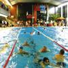 Mellrichstadt (sus)   Das 24-Stunden-Schwimmen in Mellrichstadt war ein Event der Superlative. „Gigantisch, damit hätte vorher niemand gerechnet“, strahlte Kerstin Cabut, Vorsitzende der Wasserwacht Mellrichstadt. Schon beim Startschuss am Samstagmittag sprangen rund 70 Sportler gleichzeitig für den guten Zweck der Aktion Sternstunden des Bayerischen Rundfunks ins Becken. Und die enorme Beteiligung ließ bis zum nächsten Tag nicht nach: Insgesamt 507 Teilnehmer legten runde 2,4 Millionen Meter zurück – das sind 96 000 Bahnen im 25-Meter-Becken. So gab es trotz müder Augen und Erschöpfung am Ende nur ein Fazit: „Im nächsten Jahr wieder!“