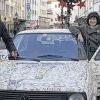 Bastian Schlögl (links) hat mit seinem treuen VW Golf nicht nur hunderte Unterschriften, sondern auch über 5500 Euro für die station Regenbogen gesammelt. Das Geld übergab er an Karin Rost von der „Elterninitiative leukämie- und tumorkranker Kinder“, das Auto an Käufer Michael Bullmann (rechts).