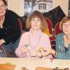 Elisabeth Mahlke-Gruber (Zweite von links), hat eine Bastelgruppe mit behinderten Menschen ins Leben gerufen. Wolfi (links) und Bettina (Mitte) genießen die Zuwendung, die sie unter anderem von der Helferin Penny Ewards (rechts) bekommen.
