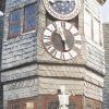 Im Lanzentürmchen auf dem Ochsenfurter Rathaus hat der Würzburger Uhrmachermeister Hans Sycher 1560 eine Fingeruhr eingebaut. Ihr Schauspiel ist zu jeder vollen Stunde zu sehen.