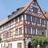 Herbert (links) und Armin Rudolph kauften 2002 das Anwesen Marktplatz 6 und ließen es zu einem Schmuckstück im Herzen der Altstadt generalsanieren.