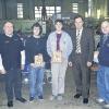 Zünftig feierte die Belegschaft des Zementwerkes Lengfurt den Weltrekord der Ofenlaufzeit von 124 Tagen. Von links: Werksdirektor Christoph Hommertgen, die beiden freigesprochenen Gesellen Daniel Martin und Lukas Müller, Vorstandsmitglied Andreas Kern und Wilhelm Schwerdhöfer, Vorsitzender Europäischer Betriebsrat HeidelbergCement.