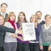 Die „Cool Blind Supporters“ vom Walther-Rathenau-Gymnasium stellen ihre Geschäftsidee vor: Ein intelligenter Kühlschrank für Blinde und Sehbehinderte. Von links: Bettina Finzel, Existenzgründungsberater Manfred Weth, Isabell Schmitt, Katharina Seufert, Marta Baumann, Coach Jürgen Schmitt, Theresa Müller, Spielleiterin Verena Wieland, Linda Dotzel, Sparkassendirektor Jürgen Riese und Patin Armtraud Krug (La Cucina).