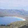 Die „Wine-glass-bay“ ist eine typische tasmanische Landschaft.