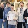 Schweinfurt (ari)   Die beiden waren  die besten: Marcel Waltes und Daniel Kasper hatten in einem Eignungstest, bei  dem Schülerinnen und Schüler der Abschlussklassen von Haupt- und Realschulen theoretische und praktische Aufgabenstellungen bewältigen mussten, die Nase vorn und kamen dadurch in den Genuss von zwei Ausbildungsverträgen im Schreinerhandwerk. Durchgeführt wurde der Test in Kooperation mit Lehrkräften der Dr.-Georg-Schäfer-Schule. Für die beiden besten Absolventen hatte die Schreinerinnung Stadt und Land je einen Ausbildungsplatz ausgelobt. Waltes beginnt seine Ausbildung bei der Firma designwerk7 in Sennfeld, Kasper bei der Firma Hemmerlein in Schweinfurt. Im Bild (von links): Schulleiter Gerhard Tannebaum, Lothar Leykauf vom Fachbereich Holz, Gregor Geyer (designwerk7), Marcel Waltes, Obermeister Helmut Schmitt, Daniel Kasper und Anton Hemmerlein (Schreinerei Hemmerlein).