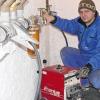 Auftauaktion in der Theresienstraße. Im Keller musste das Hauptrohr angewärmt werden. Anlagenmechaniker Max Buchert ist derzeit fast täglich im Noteinsatz.