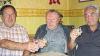 Prosit auf den 80. Geburtstag: Der Karbacher Siebener Edwin Oehring (Mitte) stößt mit Vinzenz Stegerwald, Obmann der Feldgeschworenen und Nachfolger des Jubilars (links), und Bürgermeister Kurt Kneipp auf einen gesunden Lebensabend an.