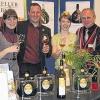 Die beiden Weinprinzessin Karoline Wallrapp und Ramona Hemberger am Messestand mit den Kellermeistern Matthias Büttner und Franz Sauer.