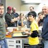 Den ersten Kuchen ihres Lebens haben Jonas und sein Vater Manfred Back (rechts) unter der Anleitung von Kursleiter Bernd Rösner (links) während des Volkshochschulkurses in Münnerstadt gebacken.