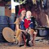 Dass eine schwarze Frau ein hellhäutiges Kind zur Welt bringt, ist in Tansania keine Seltenheit. Das Africa Festival zeigt in diesem Jahr in einer Ausstellung Bilder von Diego Ravier, der Albinos in Afrika fotografierte.