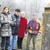 Treffpunkt am Grabstein von Joseph Sachs auf dem jüdischen Friedhof bei Kleinbardorf. Unser Bild zeigt von links Trappstadts Bürgermeister Kurt Mauer; Judenforscherin Elisabeth Böhrer aus Sondheim/Rhön; Hebräisch-Experte Izchak Nadel aus Bad Kissingen; Rosemarie Mauer und den ehrenamtlicher Denkmalpfleger Erwin Hermann aus Kleinbardorf, der den Grabstein mit dem berühmten Namen gefunden hat.