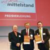 Freudiger Augenblick auf der CeBIT: Voller Stolz nehmen (von links) Werner Zettner (CLP-Organisation und Beratung), Berater Michael Kliebenstein und Ulli Zettner, Geschäftsführer von CLP Software, den zweiten Preis in der Kategorie Business Intelligence entgegen.
