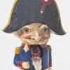 Dieser Nussknacker, der um 1822 in Thüringen entstanden ist, karikiert Napoleon.