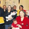 OB Georg Rosenthal überreicht die Willkommensmappe an die Eltern, vorne (v. l.) Jossie Ruiz mit Justin, Michaela Bühl mit Klara und Susanne Preuss mit Madita, hinten v. l. Doris Mitschka (Arge), Sozialreferent Robert Scheller und Christiane Matzewitzki (Arge).