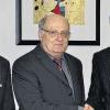 Nach fast 47 Jahren in Diensten der Raiffeisenbank beginnt für Helmut Krämer (Mitte) der Ruhestand. In diesen verabschiedete ihn Bankdirektor Helmut Kraft (rechts). Krämers Nachfolge in Gössenheim hat Marcel Schrauth angetreten.