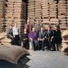 Die Familie Hunzelmann der Kaffee-Manufaktur Hochland aus Stuttgart wird im Lager des Familienunternehmens auf einem Bild des Fotografen Conny J. Winter gezeigt. Mit einer Ausstellung im Haus der Wirtschaft in Stuttgart setzt das Land Baden-Württemberg zehn Unternehmerfamilien aus dem Südwesten ein Denkmal. Die Familienporträts wurden vom Stuttgarter Meisterfotografen Winter aufgenommen.