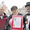 Bürgermeister Christoph Winkler (rechts) und der Zeiler Narrenzunftssitzungs-Ehrenpräsident Helmut Trautner gratulierten dem neuen „Zeiler Schlack“, Renate Jaruschek. Die langjährige Vorsitzende des katholischen Frauenbundes ist die 15. „Würdenträgerin“.