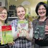 Seit der Jahrtausendwende hat die Grafenrheinfelder Bibliothek ihren Medienumsatz mehr als verdoppelt und kratzte im vergangenen Jahr an der 130 000er Grenze. Ulrike Then, die neue Leiterin Anna Engelbrecht und Doris Kaffer (von links) zeigen die drei „beliebtesten Exemplare aus den Bereichen Sachbuch, Kinderbuch und Roman. Bis zu 30-mal nahmen Leser diese Bücher 2008 mit nach Hause.