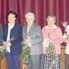 Musikalisch gestaltet von Irmi Dotzel und Anna Werdecker gingen die Jubiläumsfeierlichkeiten zum 90. Geburtstag des Volkacher Frauenbundes über die Bühne. Viel Applaus gab es für die Jubilare der Vereinigung. Im Bild: Gudrun Schulte (Diözesanverband) Maria Stühler, Anni Unger, Maria Blass, Leni Müller und Magda Müller mit der Vorsitzenden Ursel Arnold.