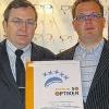 Thomas Lotter und sein Sohn Stefan mit dem Fünf-Sterne-Zertifikat.
