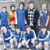Nach einer Zitterpartie holten sich die Bad Kissinger Konfirmanden um Kapitän Alexander Hofmann (Vierter von links), Teammanager Kilian Werner (Dritter von rechts) und Assistent Dennis Segebarth (Zweiter von rechts) beim KonfiCup auf Dekanatsebene den ersten Platz. Über den Erfolg freute sich auch Mannschaftsfahrer und Betreuer Peter Segebarth (rechts).