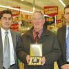 Werneck (geri)   Deutschlandweit hatte der Discounter Penny gemeinsam mit Ferrero-Rocher ein Weihnachtsgewinnspiel veranstaltet, bei dem insgesamt sechs Goldbarren zu gewinnen waren. Karl-Heinz Hock aus Werneck ist einer der Gewinner, dem mit seinem 100 Gramm Goldbarren „einmal im Leben“ ein Hauptgewinn glückte. Unser Bild zeigt bei der Gewinnübergabe in der Wernecker Filiale (von links) Penny-Bezirksleiter Lucian Hoffmann, Karl-Heinz Hock und Kundenbetreuer Oliver Loitz (Ferrero-Rocher).