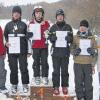Die stolzen Sieger der Altersklasse 1989 bis 1994 (Jungen) beim Ski-Wettbewerb des TSV-Ostheim am Ilmenberg auf dem Podest: Carl-Ferdinand Weiß fuhr mit 20,16 Sekunden die absolute Bestzeit und sicherte sich somit den Pokal sowie eine Skiliftkarte. Der Pokal wurde ihm vom Ostheimer Bürgermeister Ulrich Waldsachs (links) überreicht, die Medaillen verlieh der TSV-Vorsitzende Heiko Zehe (rechts). Knapp geschlagen geben mussten sich (von links) Moritz Hietsch, Julian Weber und Moritz Schurig.