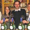 Zwei Brüder, eine Schwester und eine Weinprinzessin: Robert Frank, Laura Michel, Karl-Heinz Frank und Evi Rüppel, geb. Frank, (von links) stoßen auf den Weinjahrgang 2008 an.