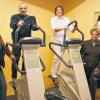 Lohr/NEUSTADT (dh)   Mehrere gebrauchte Fitnessgeräte mit einem Neuwert von rund 25 000 Euro spendete das Wellnesscenter „Vitalis“ aus Lohr dem Rehabilitationshaus St. Michael in Neustadt. Die Inhaberin Andrea Tomandl und ihre Mitarbeiterin Helma Marder übergaben bei einer kleinen Feierstunde die Geräte der Leiterin des Reha-Zentrums für psychisch kranke Menschen, Ilona Englert. Hausmeister Ulrich Blum, der für den Aufbau der Geräte in Neustadt verantwortlich ist, durfte den Stepper in professioneller Begleitung sogleich ausprobieren. Ein Brief der Heimleiterin hatte die Spendenaktion ausgelöst. Zwar existieren im Reha-Haus bereits einige Sportgeräte, doch zeigen sie wegen ihrer Beliebtheit bei den Rehabilitanden einige Alterserscheinungen. „Mit solch einer Resonanz hätten wir nicht gerechnet“, meinte Englert. Das Wellnesscenter „Vitalis“ konnte nicht nur ein Gerät entbehren, sondern hat gleich acht Exemplare sowie Matten, Pezzi-Bälle und Stepbretter gespendet. Nach einer Neukonzeptionierung des Studios im Vorjahr waren die Geräte frei geworden. Da man erst mit richtigem Training etwas erreichen kann, ergänzt Andrea Tomandl ihre Spende mit einem weiteren Angebot: „Zwei Tage lang kommen wir zu Ihnen und führen Sie in die Geräte ein.“ Körperliches Training zur Überwindung der krankheitsbedingten Antriebsschwäche ist für psychisch kranke Menschen sehr wichtig. Aus diesem Grund hatten einige von ihnen bereits früher das Angebot des Wellnesscenters „Vitalis“ genutzt. „Jetzt habe ich mir selbst die Kundschaft abgegraben“, scherzte Andrea Tomandl, „aber ich bin froh, dass die Geräte so einen guten Platz gefunden haben“. Im Bild: (von links) Ilona Englert, Ulrich Blum, Andrea Tomandl und Helma Marder.