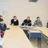 Was ist machbar im Jugendraum Lengfurt? 20 Jugendliche im Gespräch mit Triefensteins Bürgermeister Norbert Endres (Mitte am Kopf des Tisches, einigen Gemeinderäten und dem Sozialpädagogen Alexander Schuck (stehend hinten links).