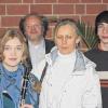Erste Plätze holten von links: Lukas Bieber (Unterebersbach), Josefine Schneider (Merkershausen), sowie Fabian Ziegler (rechts) ab. Mit auf dem Foto Antje Albus (Klavierlehrerin an der Kreismusikschule, die die Schüler während ihrer Darbietungen am Klavier begleitete) und Musiklehrer Udo Schneider.