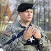 Schluss, aus, vorbei: Die US-Fahne in den Würzburger Leighton Barracks ist abgehängt, ein amerikanischer Soldat hält das zusammengelegte Sternenbanner fest umklammert.