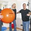 Schweinfurt (-er)   In hellen, freundlichen Räumen haben die Physiotherapeuten Benedikt End und Katharina Berchtenbreiter Am Schelmsrasen 8 1/2 ihre Praxis eröffnet. Sie wollen im präventiven und kurativen Bereich in Schweinfurt neue Akzente setzen. Bürgermeister Otto Wirth überbrachte zur Neueröffnung die guten Wünsche der Stadt und lobte das Engagement der Inhaber. Ab sofort ist die Praxis Montag bis Freitag von 7 bis 20 zu den vereinbarten Terminen geöffnet. Absprache ab 9 Uhr unter  (0 97 21) 730 52 70. Im Bild (von links) Stadtrat Thomas End, die Inhaber Katharina Berchtenbreiter und Benedikt End, Bürgermeister Otto Wirth.