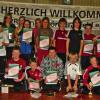 Ostheim (one)   16 Teilnehmer haben beim zwölften Ostheimer Ortsentscheid der bundesweiten Tischtennis-Minimeisterschaften mitgemacht. Davon stammten vier Kinder aus Ostheim, sieben aus Urspringen sowie vier aus Wilmars und Filke. Ein Mädchen aus Mellrichstadt spielte ebenfalls an der grünen Platte in Ostheim. In der Gruppe bis zehn Jahre holte sich Max Baumbach den Pokal vor Niklas Schmidt, Jan Baumbach und Florian Schleicher. Bei den Mädchen lag Nadine Baumbach vor Tabita Öhlein. Bei den elf- und zwölfjährigen Mädchen errang Magdalena Gutermuth den ersten Platz vor Tiffany Rausch und Lena Fiedler. Die höchste Teilnehmerzahl bot die entsprechende Altersgruppe bei den Jungen. Die sieben Jungs absolvierten jeweils sechs Spiele, bis David Heuring als Sieger feststand. Ihm folgten Felix Umla, Fritz Hey, Nico Wohlmacher, Otto Schlund, Manuel Trost und Max Umla in der Siegerliste nach. Die VR-Bank Ostheim hatte Sachpreise und Pokale für die Teilnehmer gestiftet. Kundenberater Christian Wehner (links) übernahm zusammen mit der Abteilungsleiterin des TSV Ostheim, Karin Göpfert (rechts), die Siegerehrung. Fast alle Teilnehmer sind damit für den Kreisentscheid der Mini-Meisterschaften in Bad Königshofen qualifiziert, der im MÄrz ausgetragen wird.