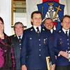 Grafenrheinfeld (schd)   Einen besonderen Stellenwert in einer Gemeinde nimmt der Dienst der Feuerwehren ein und so erfuhren diese auch beim Neujahrsempfang der Gemeinde Grafenrheinfeld besondere Würdigung. Landrat Harald Leitherer lobte das Engagement der Feuerwehrmänner, ihren unermüdlichen, oft gefährlichen Einsatz und überreichte zusammen mit Grafenrheinfelds Bürgermeisterin Sabine Lutz gleich mehrere langjährigen Aktiven das Feuerwehrehrenzeichen des Bayrischen Innenministeriums in Gold und Silber. Für 40 Jahre wurden Walter Wegner, Ernst Pabst und Bruno Rumpel von der Freiwilligen Feuerwehr Grafenrheinfeld geehrt. Seit 25 Jahren versehen Erich Dees (Werksfeuerwehr E.ON), Rainer Brand (Freiwillige Feuerwehr Grafenrheinfeld) und Gerhard Schaumburg (Werksfeuerwehr) ihren Dienst. Nach der Ehrung (von links): Kreisbrandrat Georg Vollmuth, Landrat Harald Leitherer, Kreisbrandinspektor Peter Höhn, Bürgermeisterin Sabine Lutz, Kommandant Winfried Roßhirt, Walter Wegner, Erich Dees, Rainer Brand, Ernst Pabst, zweiter Kommandant Dirk Keysers und Maximilian Leubner, Kommandant der E.ON Werksfeuerwehr.
