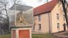 Würzburg (Rö.)   Großes Erstaunen herrschte dieser Tage, als die Teilnehmer der Architekten-Rundfahrt in den Leighton Barracks an einer verglasten Pieta vorbei fuhren, die als „Kartoffel-Denkmal“ vorgestellt wurde. Die Figur steht an der Verlängerung der Rottendorfer Straße, die durch das Leighton-Areal führt. Selbst alteingesessenen Würzburgern war dieses Denkmal bislang kaum bekannt. Stadtrat Willi Dürrnagel, der ein großes Würzburg-Archiv besitzt, konnte weiterhelfen. Das Denkmall erinnert laut Inschrift an Philipp Adam Ulrich, der 1692 in Lauda geboren wurde. Ulrich studierte Jura und wurde sogar Professor an der Würzburger Universität. Bekannt wurde er als ein großer Förderer der Landwirtschaft. Er importierte Kleesamen und begründete damit den gezielten Futteranbau und hiermit verbunden den Aufschwung der Rinderzucht. Ein Fehlschlag war hingegen der Anbau von Maulbeerbäumen, auf denen sich Seidenraupen tummeln sollten. Einen Volltreffer landete er indes mit der Kartoffelzucht am Wöllrieder Hof. Dadurch wurde er zum Pionier der modernen Landwirtschaft. Ulrich starb am 8. November 1748 und ist in St. Peter beigesetzt, wo eine Gedenktafel an ihn erinnert. Das Würzburger Ehepaar Rossat ließ 1737 das Denkmal am Galgenberg aufstellen, das an Ulrich erinnert.