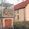 Würzburg (Rö.)   Großes Erstaunen herrschte dieser Tage, als die Teilnehmer der Architekten-Rundfahrt in den Leighton Barracks an einer verglasten Pieta vorbei fuhren, die als „Kartoffel-Denkmal“ vorgestellt wurde. Die Figur steht an der Verlängerung der Rottendorfer Straße, die durch das Leighton-Areal führt. Selbst alteingesessenen Würzburgern war dieses Denkmal bislang kaum bekannt. Stadtrat Willi Dürrnagel, der ein großes Würzburg-Archiv besitzt, konnte weiterhelfen. Das Denkmall erinnert laut Inschrift an Philipp Adam Ulrich, der 1692 in Lauda geboren wurde. Ulrich studierte Jura und wurde sogar Professor an der Würzburger Universität. Bekannt wurde er als ein großer Förderer der Landwirtschaft. Er importierte Kleesamen und begründete damit den gezielten Futteranbau und hiermit verbunden den Aufschwung der Rinderzucht. Ein Fehlschlag war hingegen der Anbau von Maulbeerbäumen, auf denen sich Seidenraupen tummeln sollten. Einen Volltreffer landete er indes mit der Kartoffelzucht am Wöllrieder Hof. Dadurch wurde er zum Pionier der modernen Landwirtschaft. Ulrich starb am 8. November 1748 und ist in St. Peter beigesetzt, wo eine Gedenktafel an ihn erinnert. Das Würzburger Ehepaar Rossat ließ 1737 das Denkmal am Galgenberg aufstellen, das an Ulrich erinnert.