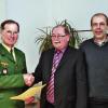 Winfried Werner (links), Dienststellenleiter der Polizeiinspektion Gerolzhofen, und sein Stellvertreter Erwin Flohr (rechts) gratulieren Herbert Schäder zur Ernennung zum Polizeihauptkommissar.