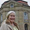 Am Samstag hat „Jedermann“ von Hugo von Hofmannsthal in Bad Kissingen Premiere. Inszeniert wird das Stück von Ellen Schwiers, bekannt aus Film, Fernsehen und Theater. Das Foto zeigt die 78-Jährige vor dem Bad Kissinger Kurtheater.