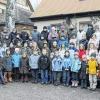 Rothenbuch (yvv)   145,17 Euro spendete die Volksschule Rothenbuch für die „Aktion Patenkind“ der Main-Post. Wie Schulrektor Matthias Kröner (rechts im Bild) sagte, war die Schule auch im Dezember 2008 wieder am alljährlichen Weihnachtsmarkt rund um das Schloss in Rothenbuch mit einem Stand vertreten. Jedes Jahr verkaufen die Schülerinnen und Schüler dort selbst gefertigte Weihnachtsartikel wie Weihnachtskarten, bemalte Tassen und Baumschmuck. Den Verkaufserlös spendet die Schule stets an einen wohltätigen Zweck. „Diesmal haben wir uns dazu entschieden, etwas Örtliches zu unterstützen“, so Kröner. Die Wahl fiel schließlich auf die „Aktion Patenkind“, die viele soziale Projekte auf regionaler Ebene unterstützt. Die insgesamt 57 Grundschüler freuen sich jedenfalls darüber, dass sie anderen Menschen helfen können und werden auch im nächsten Jahr wieder fleißig basteln.