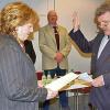 Johannes Schmittnägel wurde in der Stadtratssitzung von stellvertretender Bürgermeisterin Brigitte Meyerdierks vereidigt.