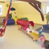 Bilder: Die Kinder des Trennfelder Kindergartens freuen sich fast täglich über das Balancieren auf dem Schwebebalken, auf das Schaukeln in der Hängematte, auf das Krabbeln durch die Röhrenlandschaft und das Purzelbaumschlagen auf der Gymnastikmatte.