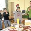„Zenturio“ Dennis, FLG-Lehrer Carsten Dutz und die Schülerinnen und Schüler der 4. Klasse der Grundschule Wernfeld.