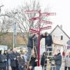 Sennfeld (ng)  Wie weit ist es von hier nach London? Sennfelder müssen nicht mehr rätseln: Schüler der 9.Klasse der Hauptschule stellten an der Einmündung Dachsgrube/Raiffeisenstraße einen Richtungsbaum auf. Ursprünglich sollten nur europäischer Hauptstädte aufgenommen werden, doch Rudolf Firsching, der verstorbene ehemalige Rektor der Hauptschule, hatte vorgeschlagen, auch Orte aufzunehmen, denen Gemeinde oder Schule verbunden sind. So zeigt der Baum Entfernungen an zu Berlin (450 Kilometer), London (911), Paris (721), Budapest (825), Meduna di Livenza (807), Lambinowice (669), Schweina (123) und Cochabamba (10 200).